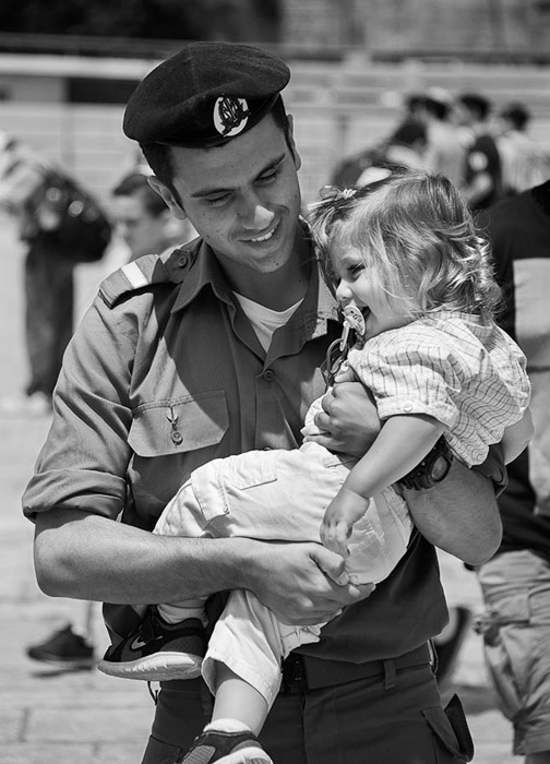 Soldier Carrying His Daughter Kotel 1329
