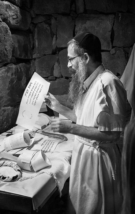 Scribe Qasrin Synagogue BW 1088