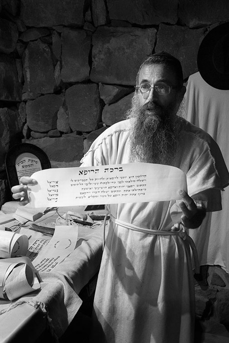 Scribe Qasrin Synagogue BW 1091