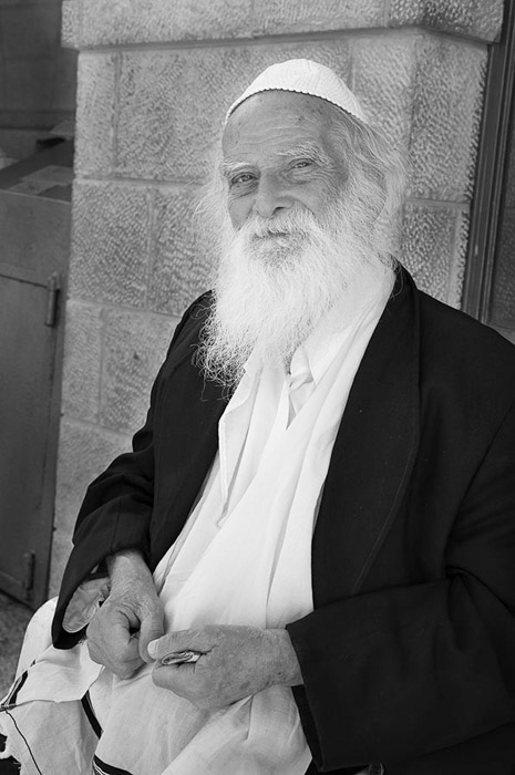 Sittng By The Kotel BW 1609