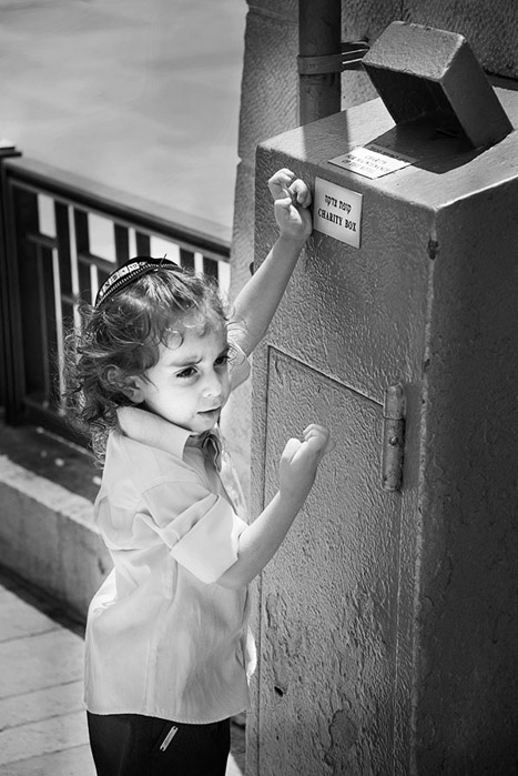 Tzedakah At The Kotel 1326