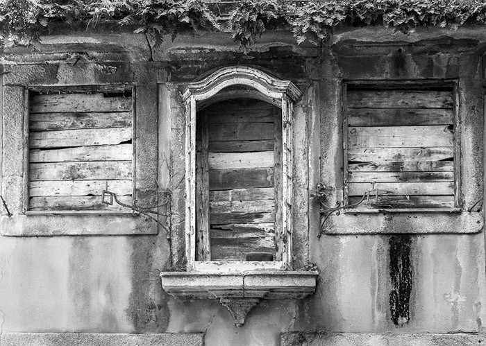 Abandoned House Porto BW 8797