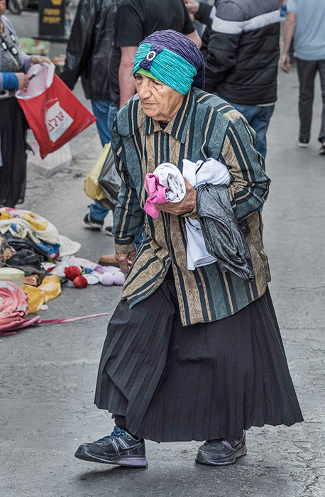 Woman Walking In Market Color 5044