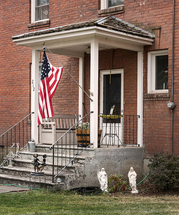 Uniontown Porch With Flag Color 4122
