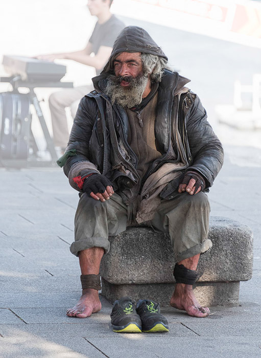 Homeless Man Porto Color 8836
