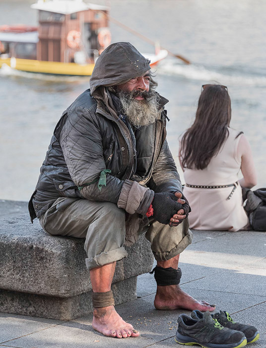 Homeless Man Porto Color 8838